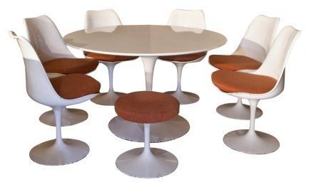    Table , 1 Tabouret et 6 Chaises ( ( Atribuida à  Eero Saarinen) 